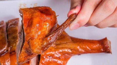 爆料谁抢烤鸭吃视频播放,网络爆红“烤鸭争夺战”视频背后的真相  第2张